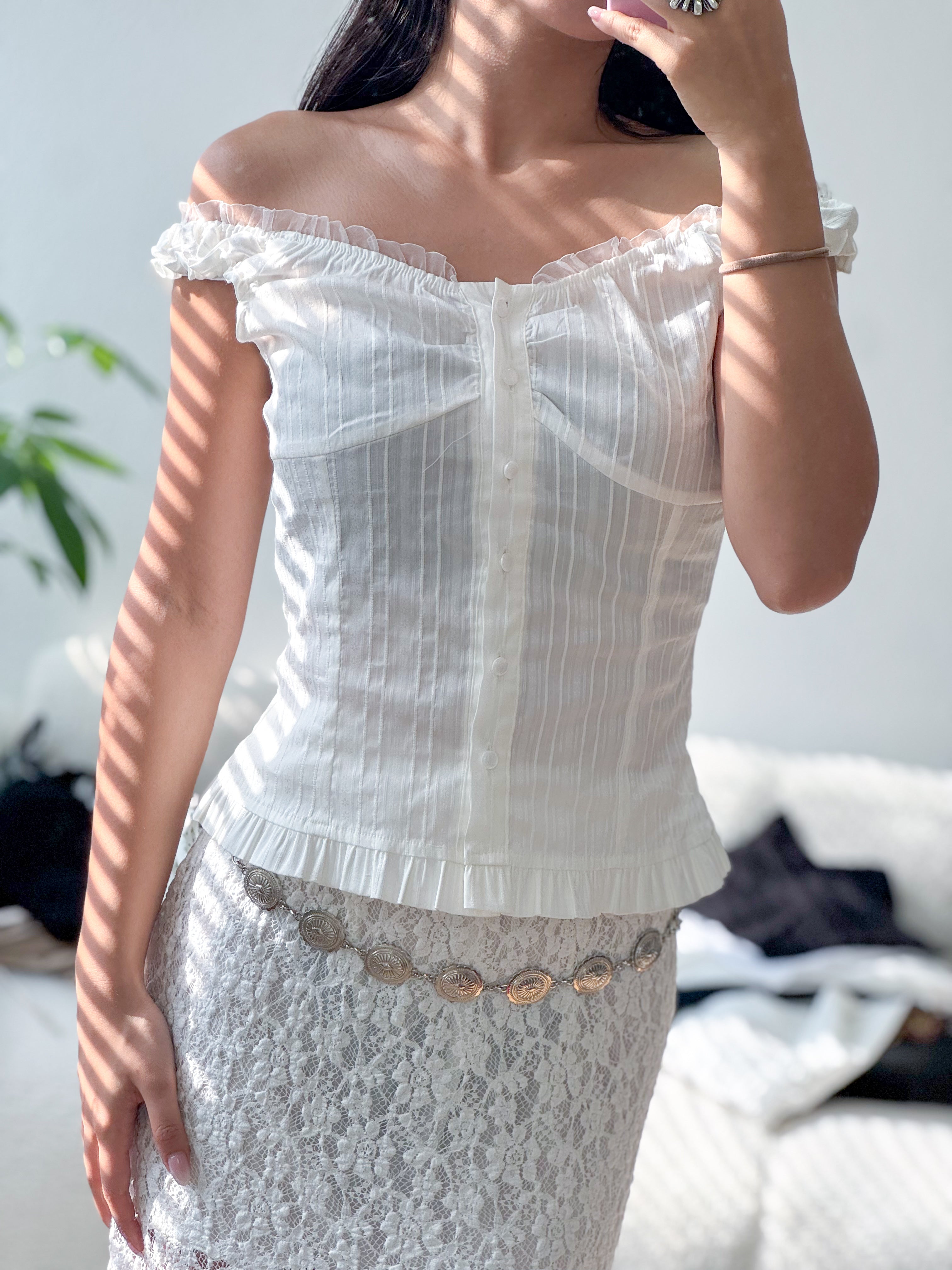 【Ballet Core必備! Lace質感Max】Basic Solid Button Front Lace Off Shoulder Top