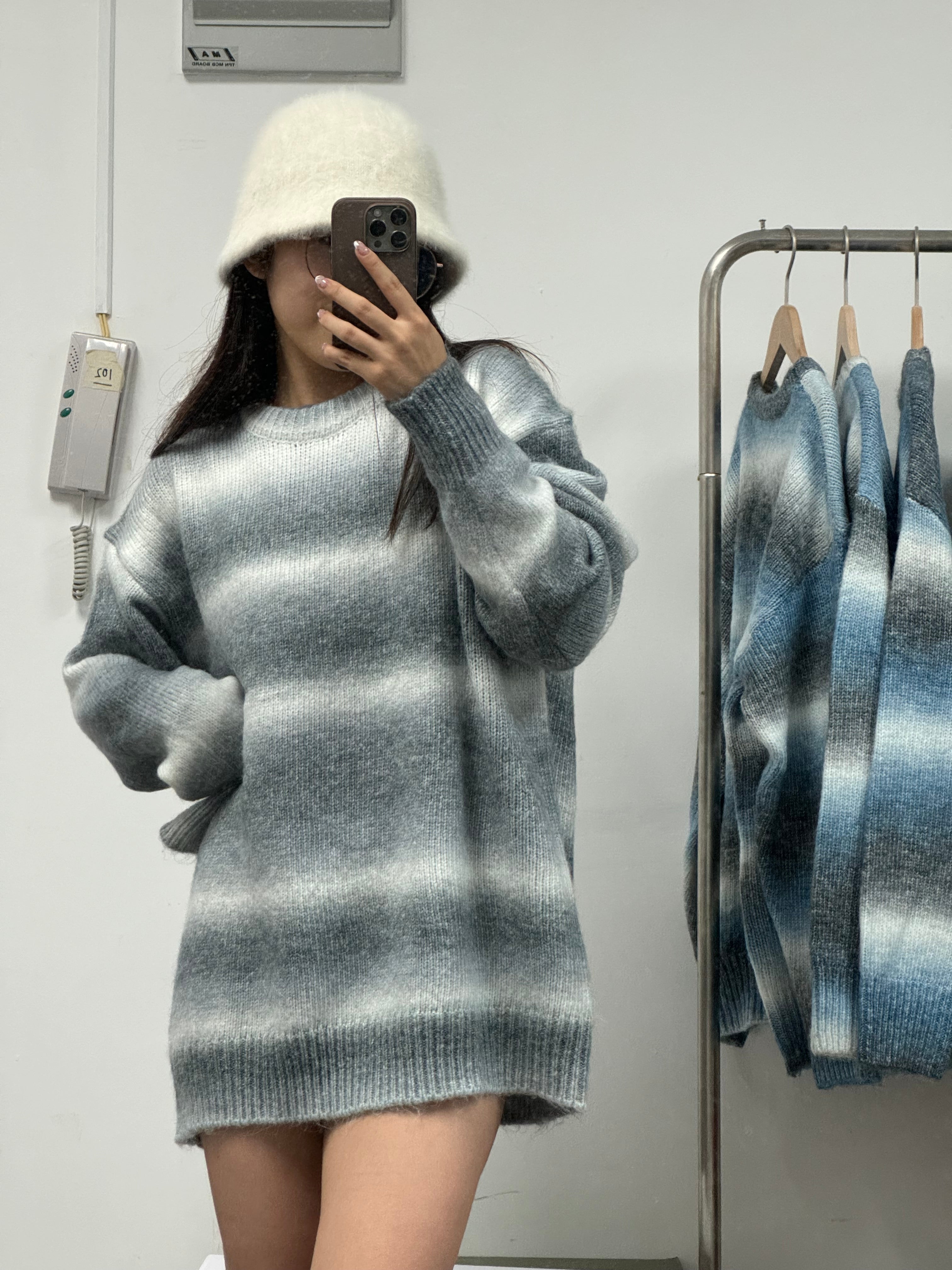 【情侶必入👩🏻‍🤝‍👨🏼銷量超過150件🔥】Elfie Striped Round Neck Long Sweater