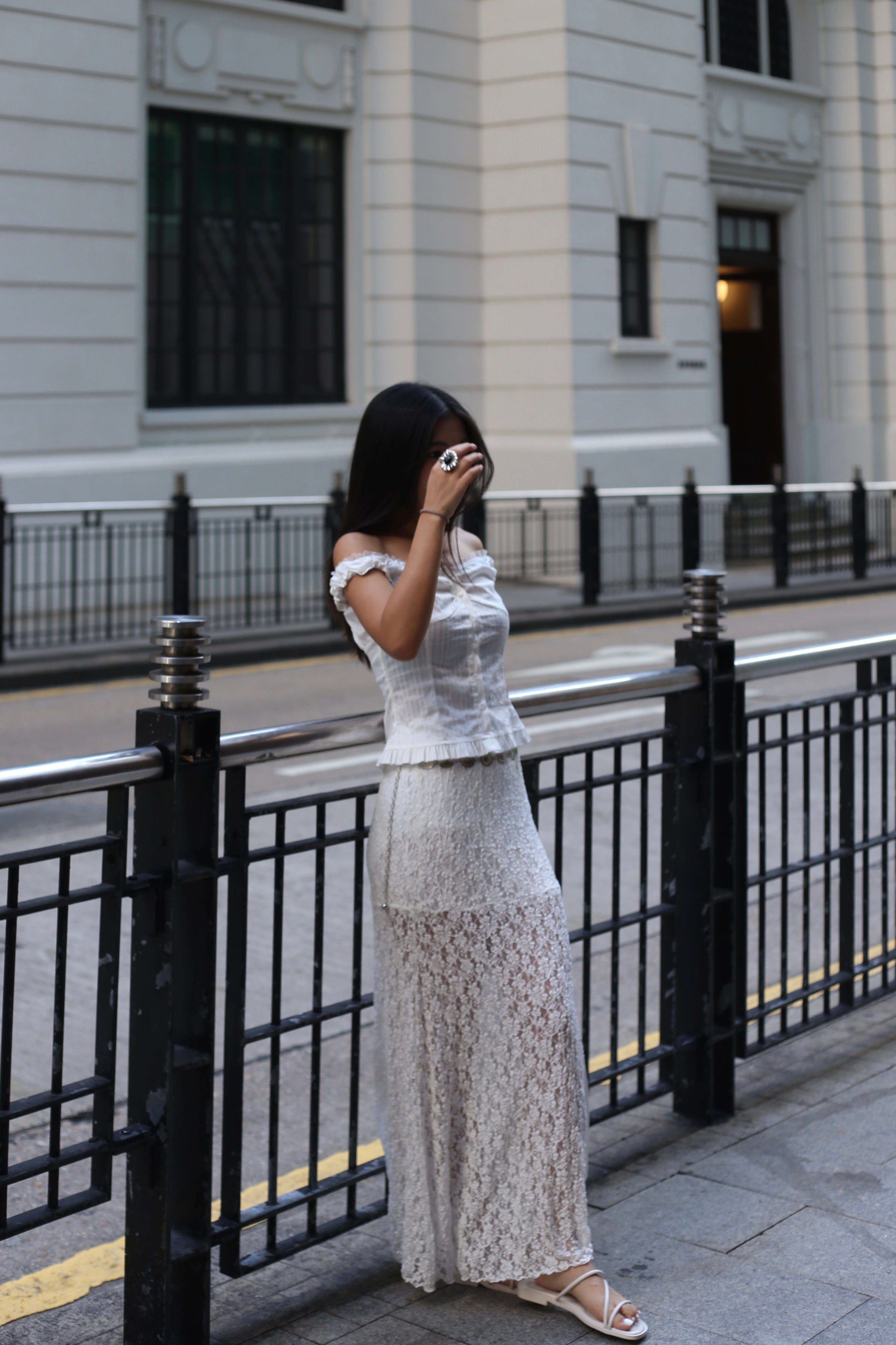 【Ballet Core必備! Lace質感Max】Basic Solid Button Front  Lace Off Shoulder Top