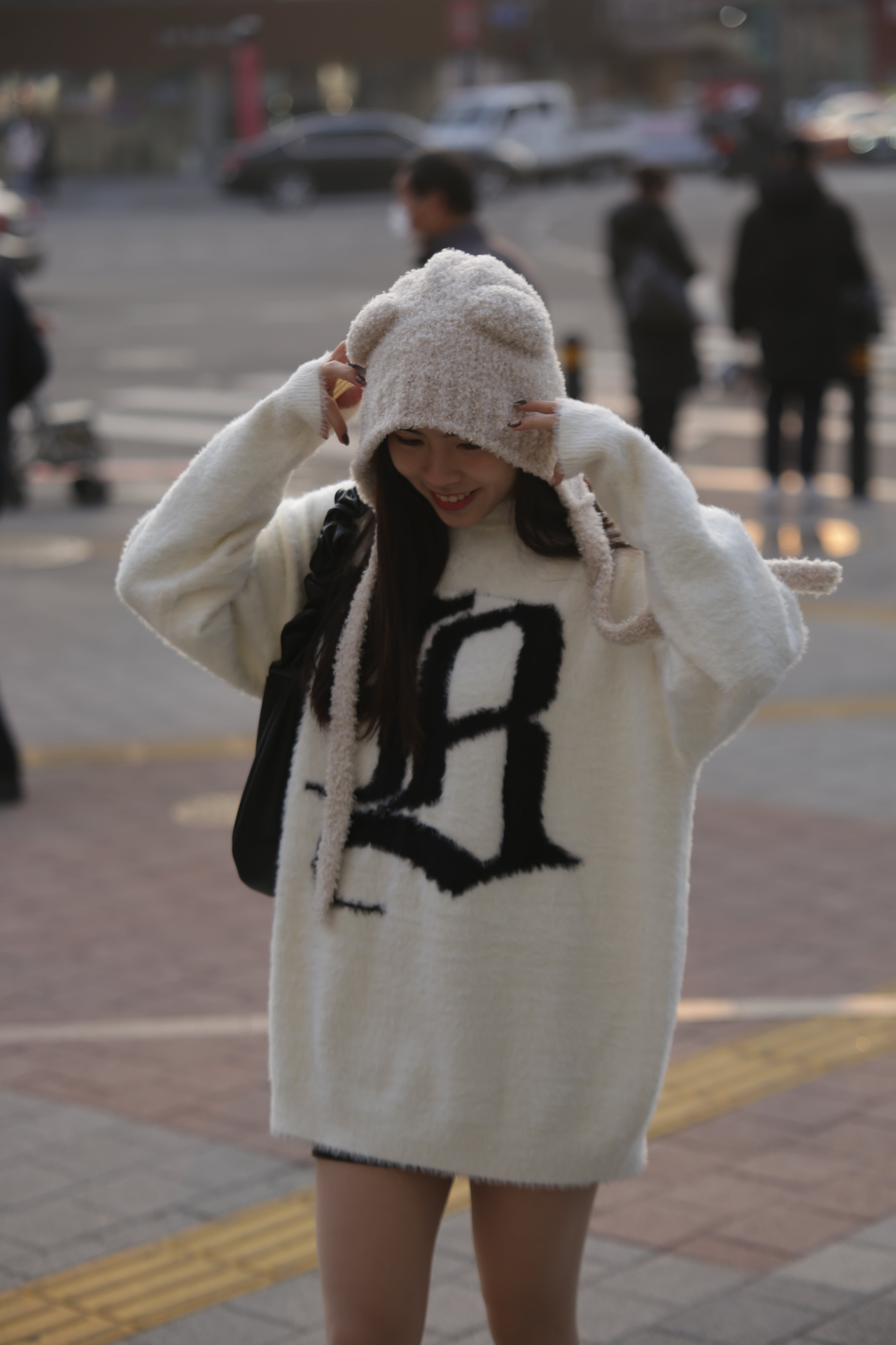 【男女可穿🤍】 Letter B Fluffy Cardigan