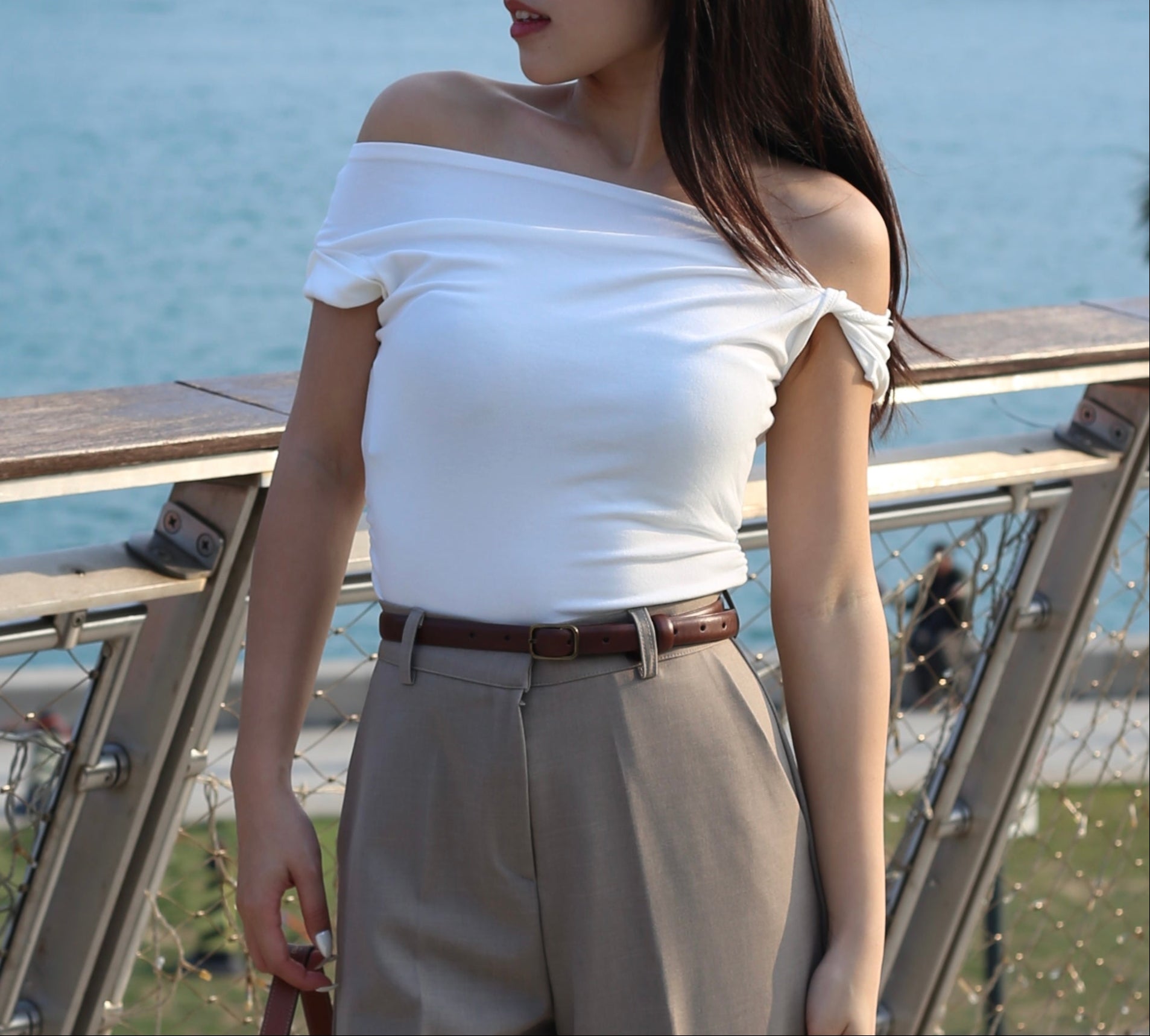 【辦公室基礎款】Basic Solid Twisted Shoulder Top