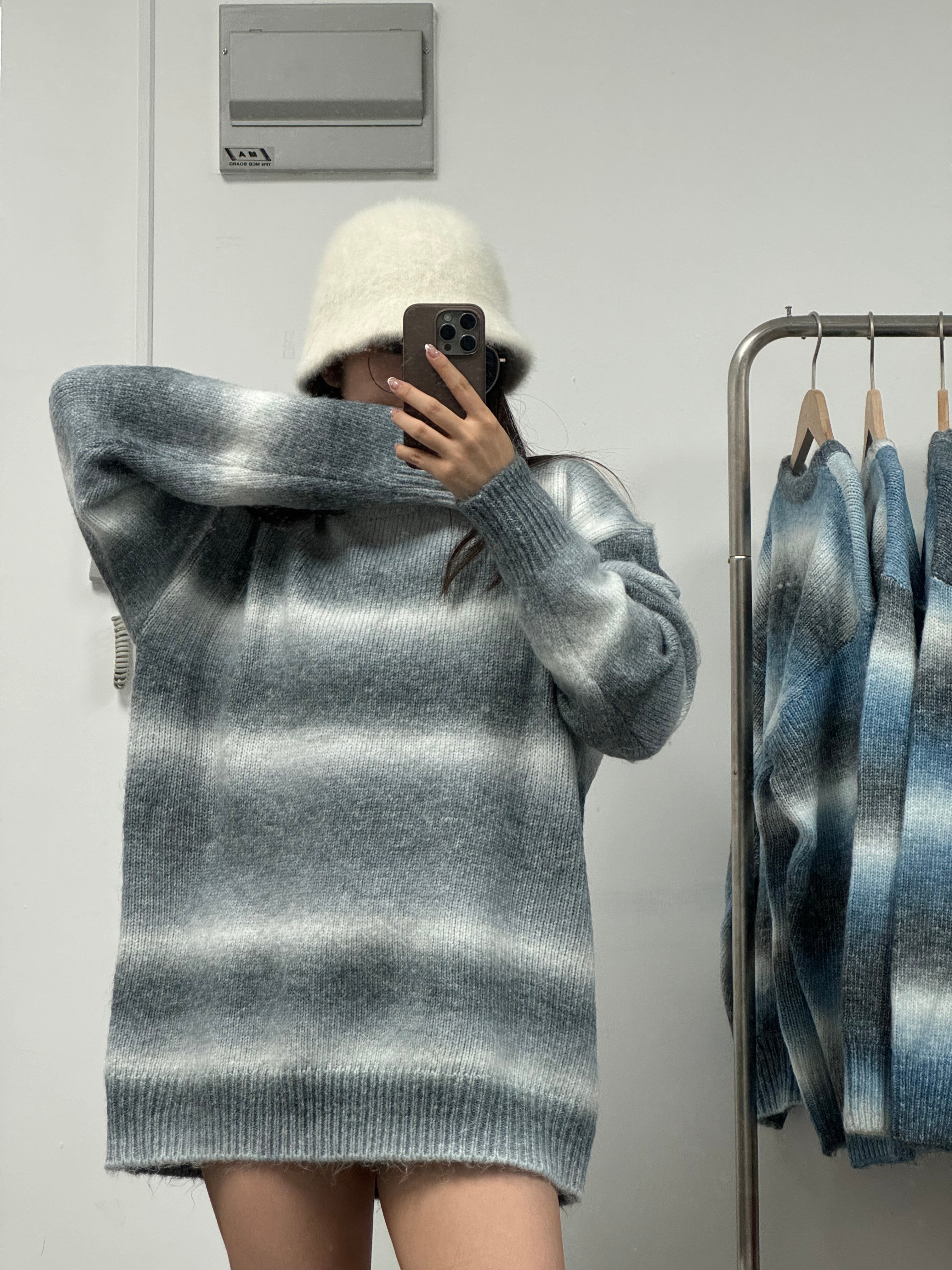 【情侶必入👩🏻‍🤝‍👨🏼銷量超過150件🔥】Elfie Striped Round Neck Long Sweater