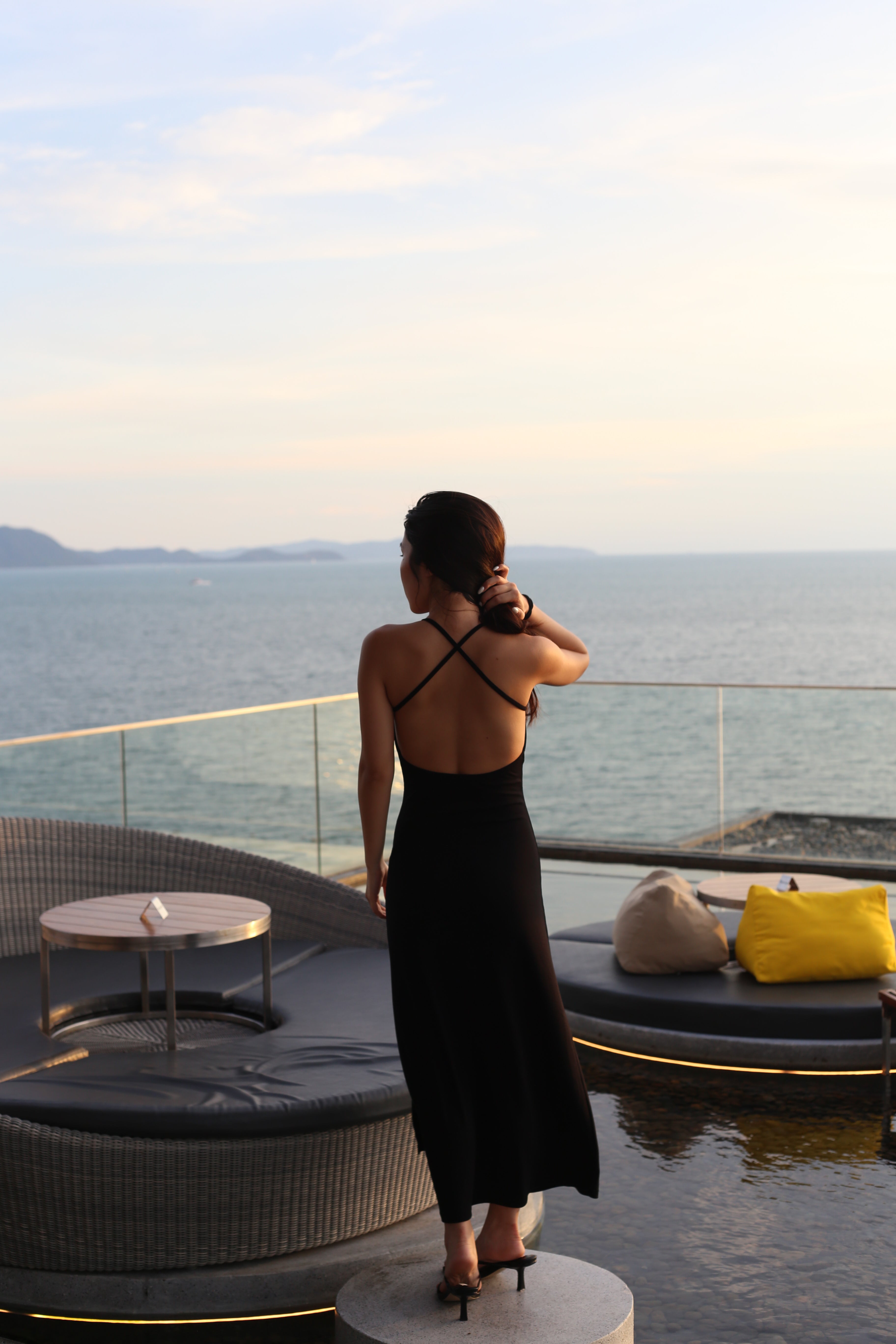【✔️PAD｜交叉露背設計】Front Split Cross Backless Dress