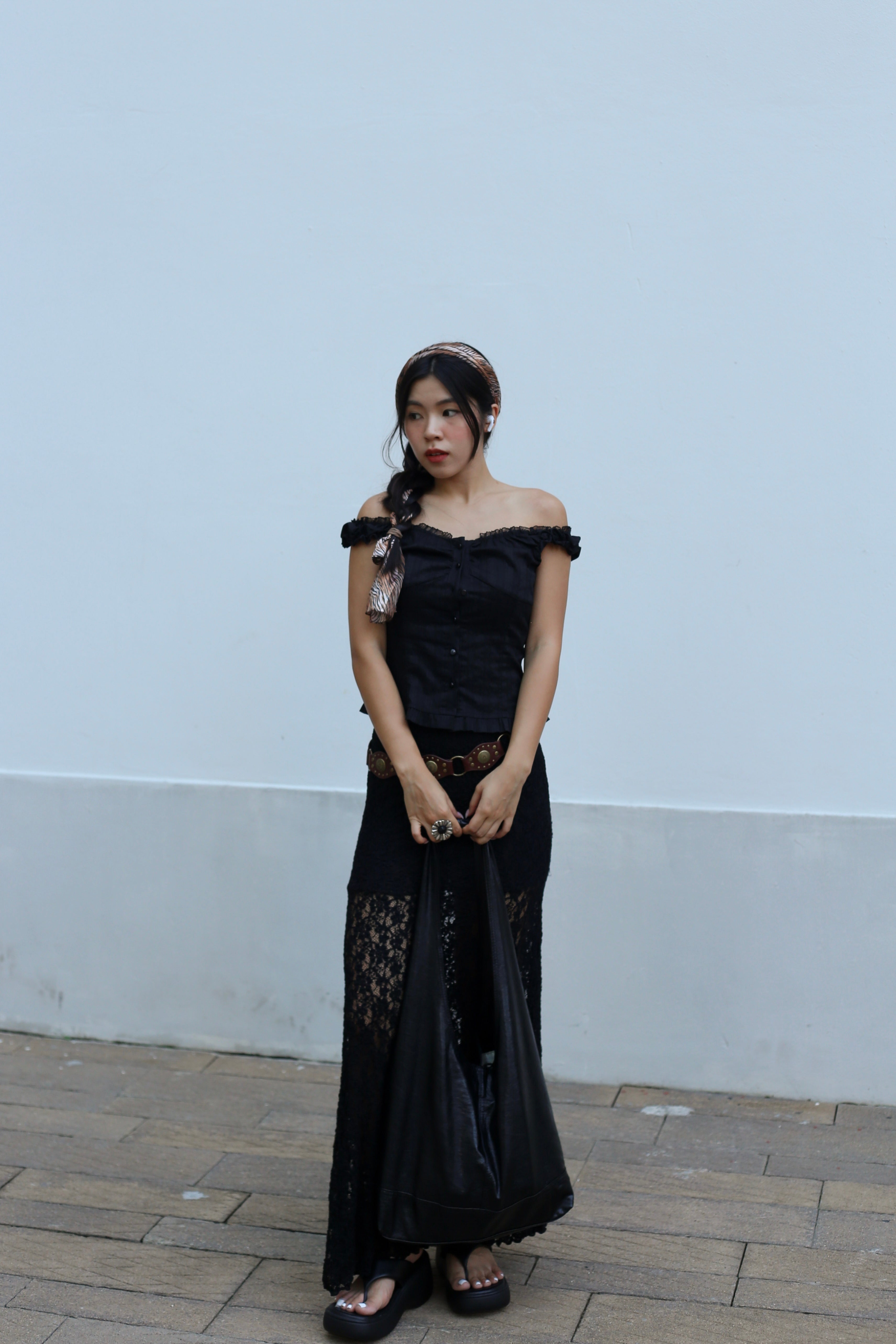 【Ballet Core必備! Lace質感Max】Basic Solid Button Front  Lace Off Shoulder Top