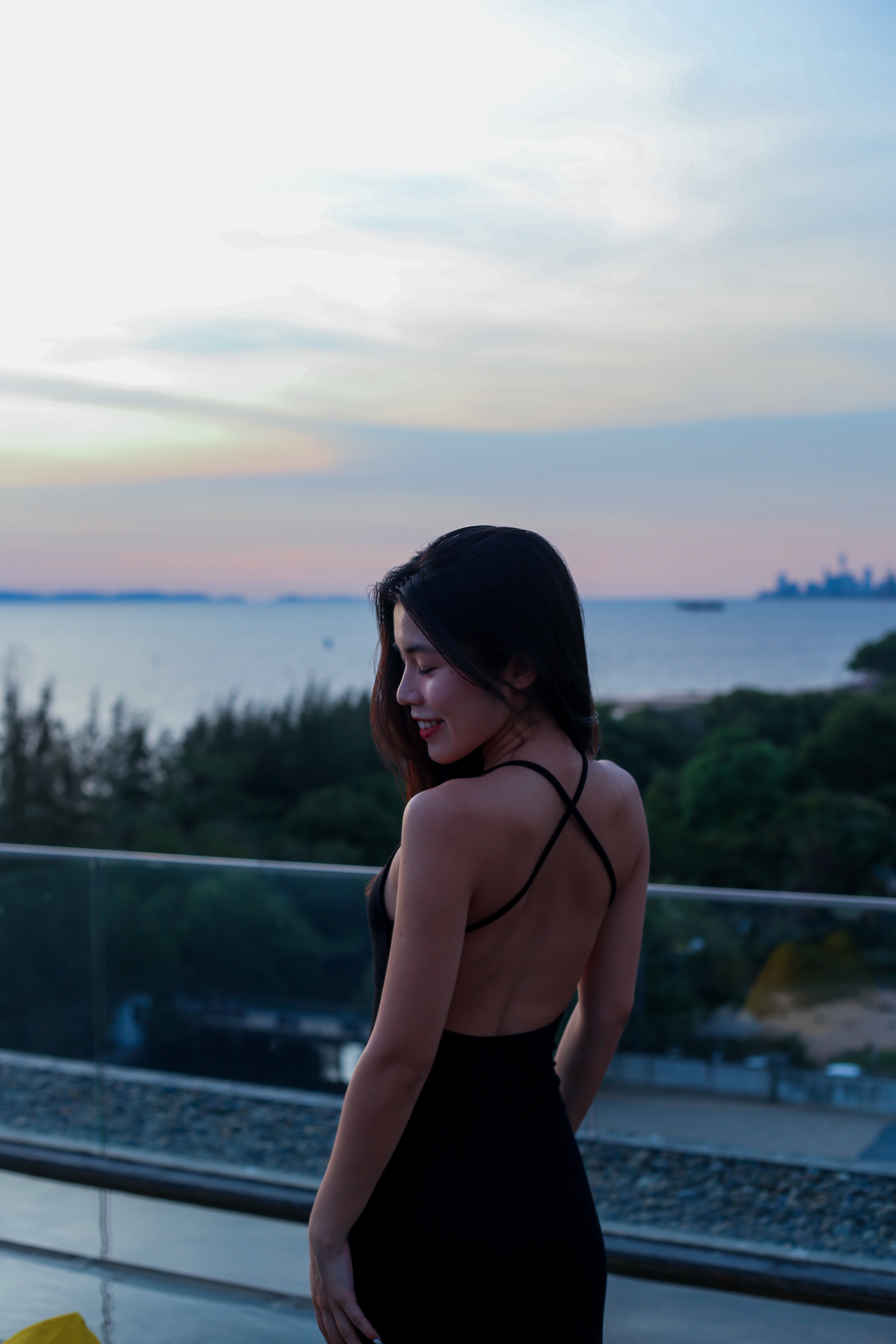 【✔️PAD｜交叉露背設計】Front Split Cross Backless Dress