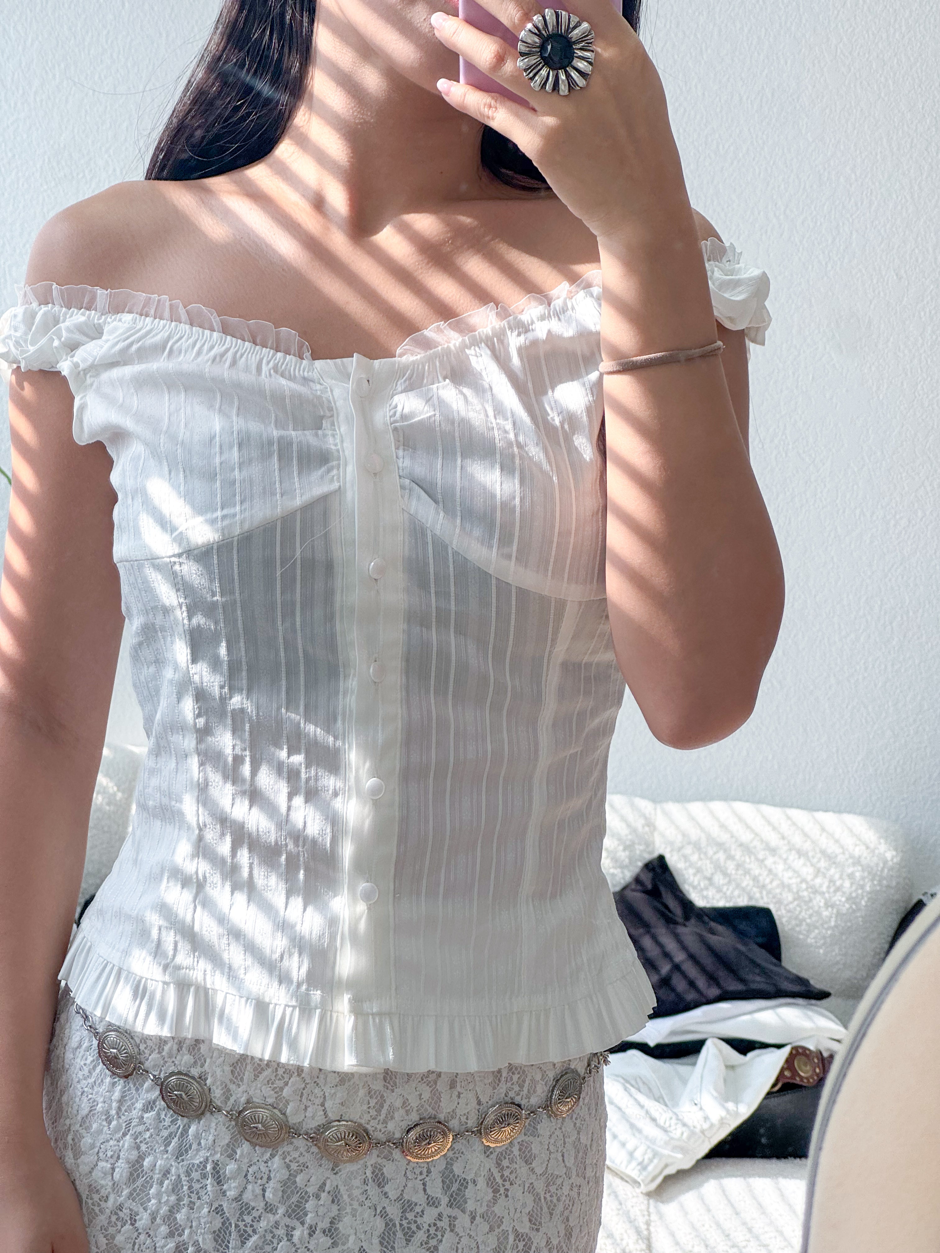 【Ballet Core必備! Lace質感Max】Basic Solid Button Front  Lace Off Shoulder Top