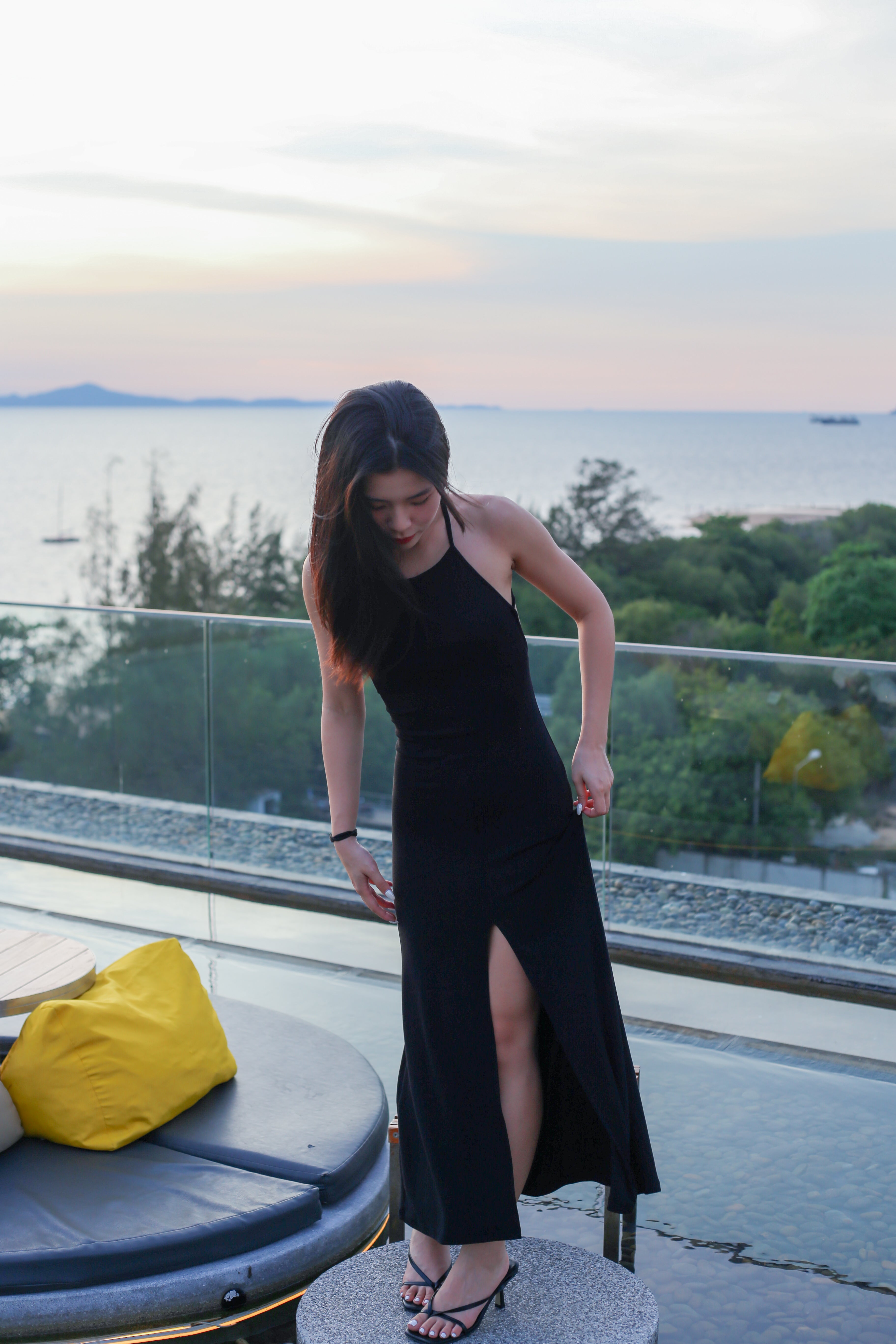 【✔️PAD｜交叉露背設計】Front Split Cross Backless Dress