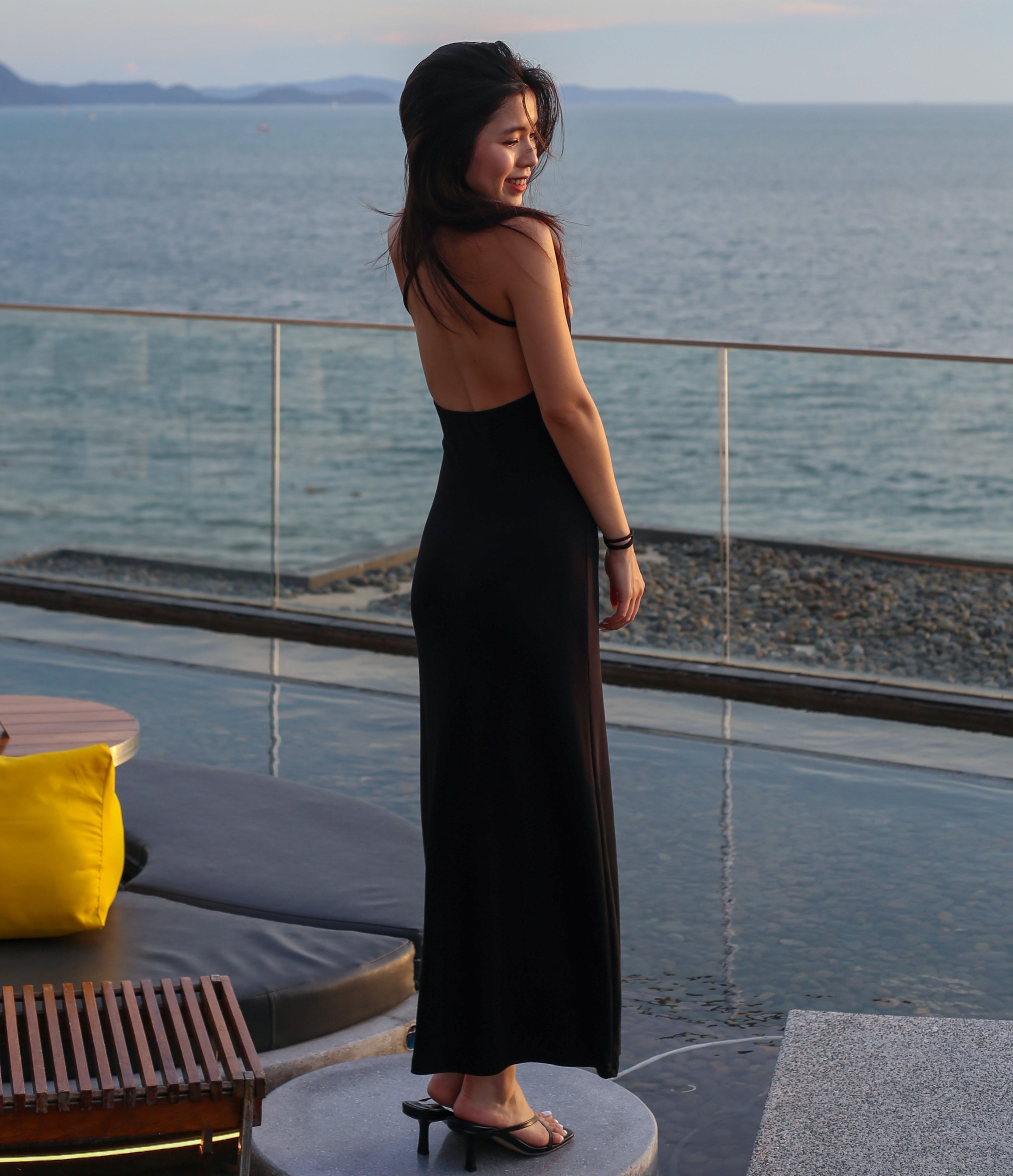 【✔️PAD｜交叉露背設計】Front Split Cross Backless Dress