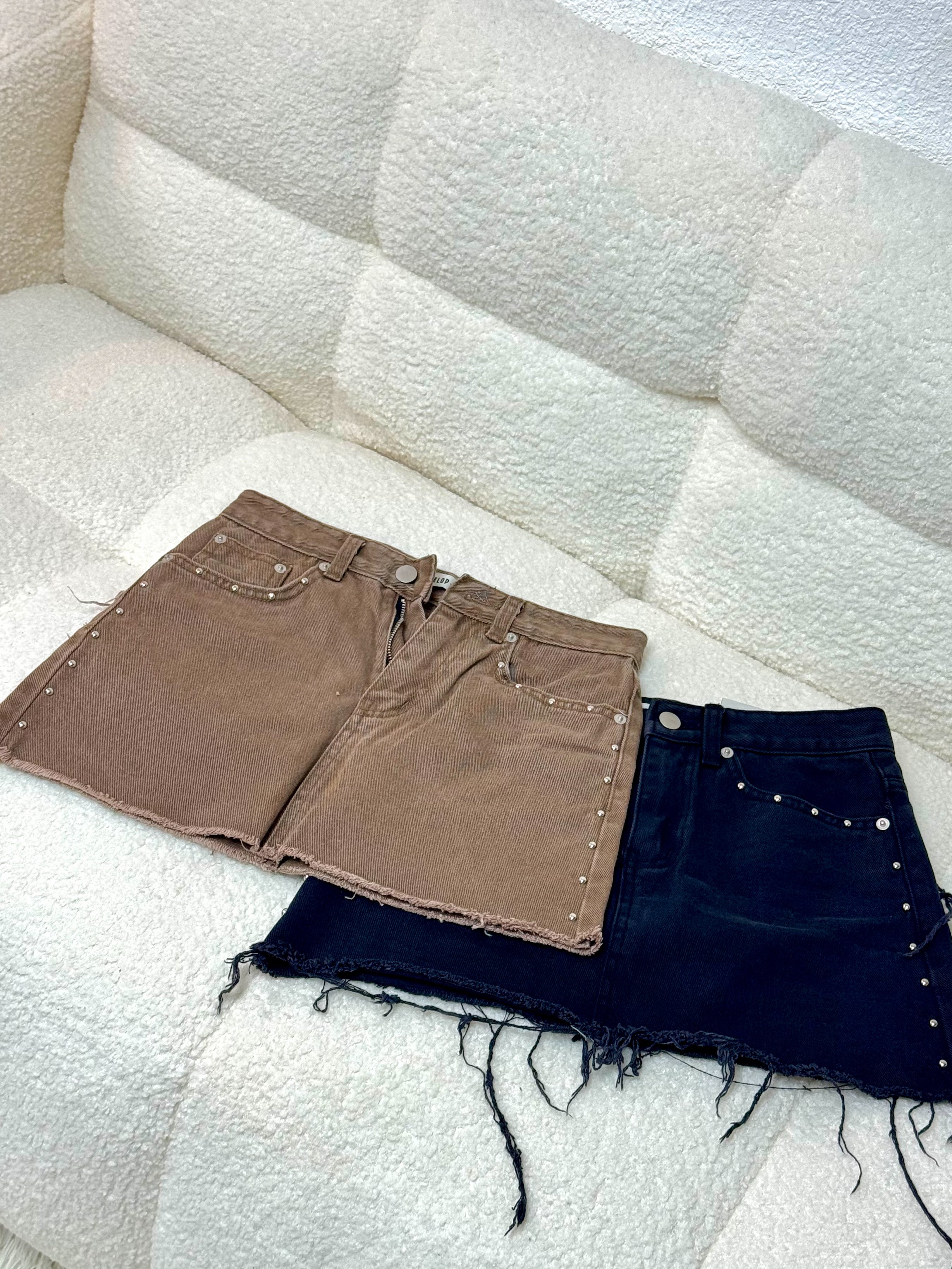 【型格破爛風短裙】Solid Ripped Rivet Mini Skirt