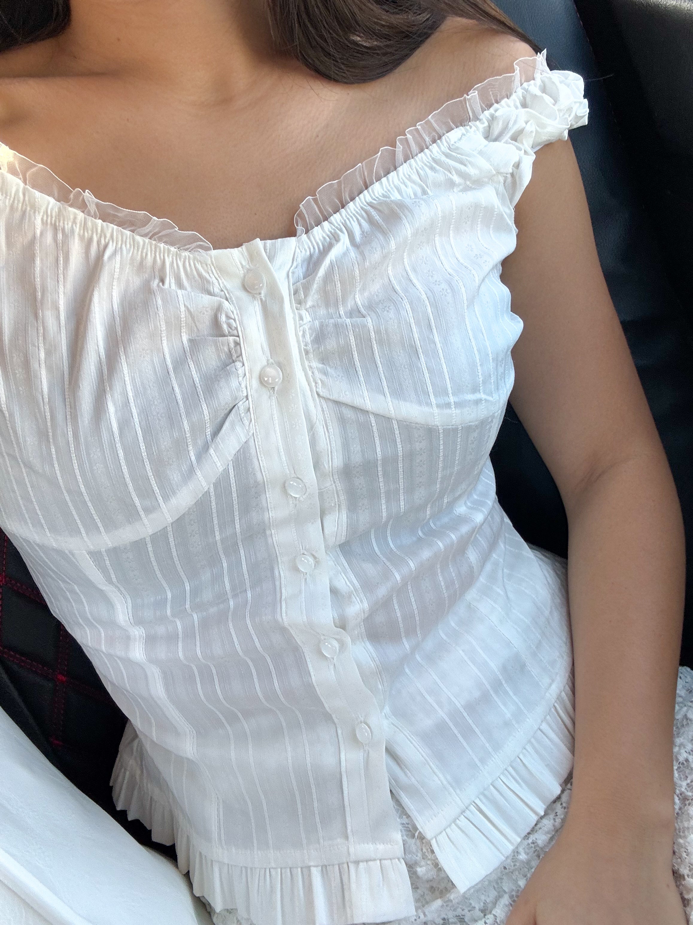 【Ballet Core必備! Lace質感Max】Basic Solid Button Front  Lace Off Shoulder Top